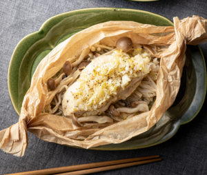鶏ささみときのこのねぎ塩包み蒸し